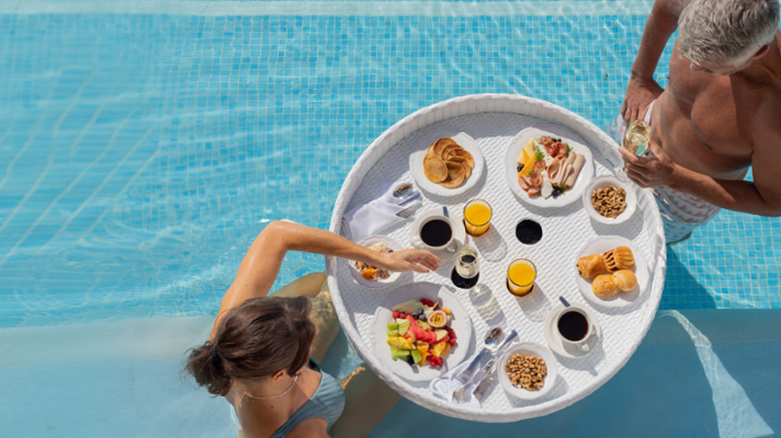 VIP Selection luxe vakanties ontbijt in het zwembad visual