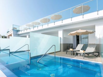Swim-up suite Adults Only_King bed